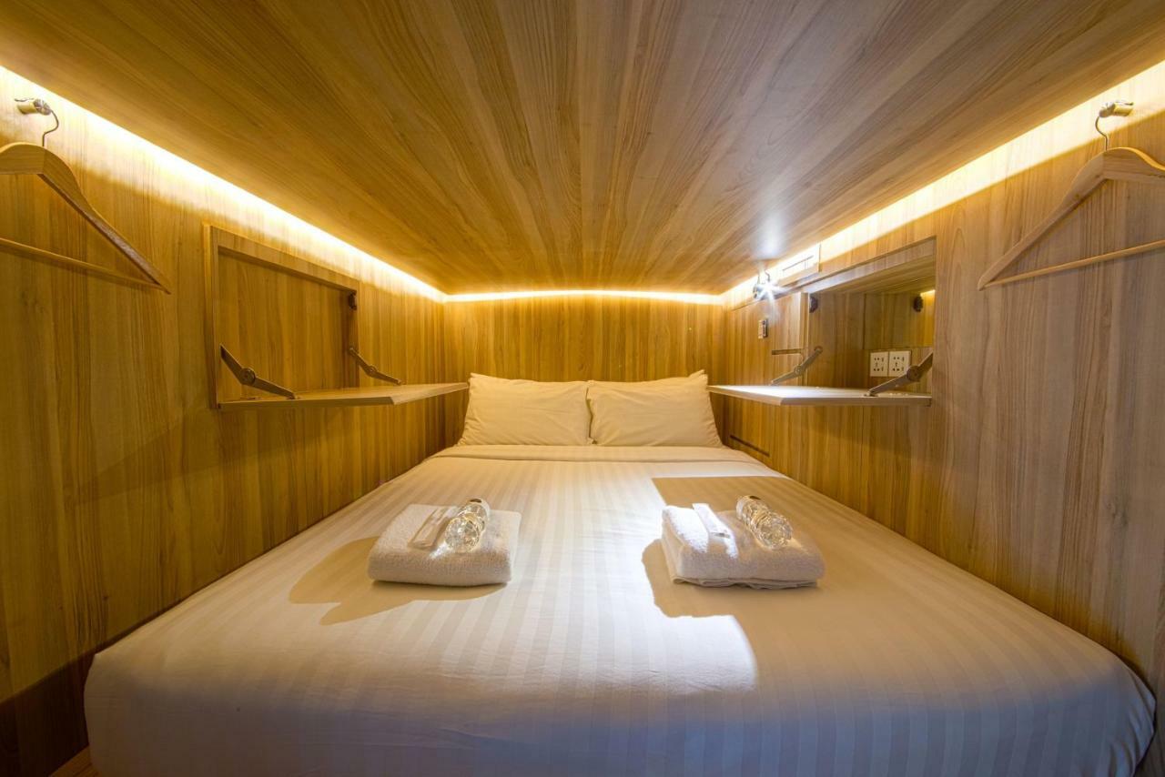Queen Capsule Mixed Room